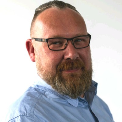 Portret van Iwan Lammers: baard, bril, recht in de camera.